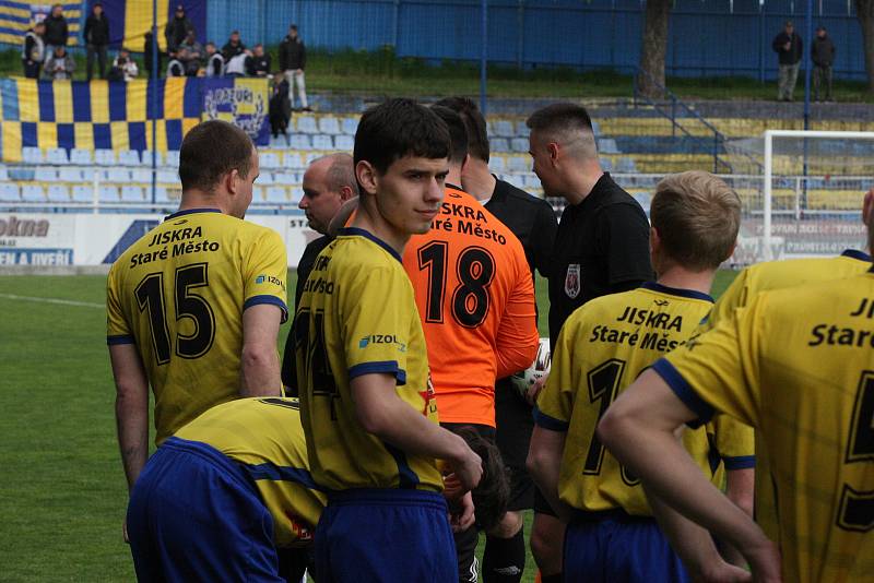 Fotbalisté Starého Města (žluté dresy) prohrály v semifinále Poháru Zlínského KFS s Morkovicemi 3:5.