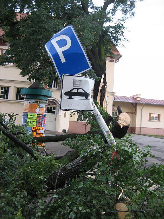 Řádění noční bouřky - nádraží ČSD Uh. Hradiště, neděle 13. června 6.00.