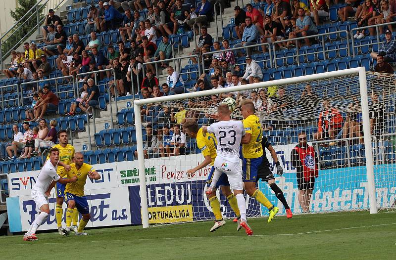 Fotbalisté Slovácka ( v bílých dresech) proti Zlínu