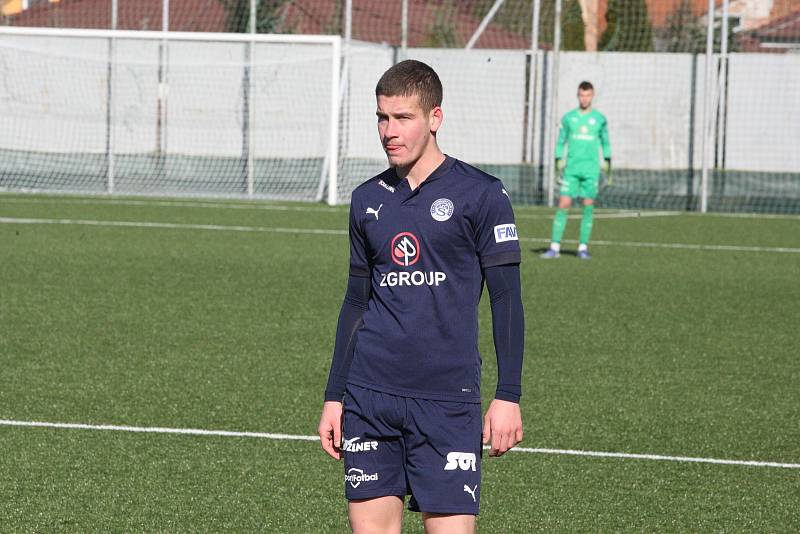 Fotbalisté Slovácka B (modré dresy) v přípravném zápase porazili divizní Hodonín 2:0. Oba góly vstřelil Pavel Juroška.