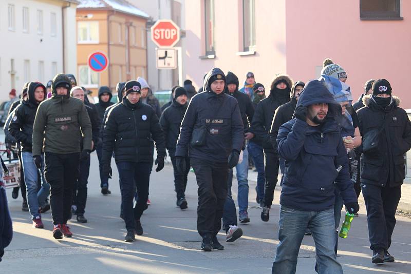 Na tři stovky fanoušků pražské Sparty přicestovalo do Hradiště kvůli fotbalovému zápasu svého klubu se Slováckem. Nakonec došlo pouze k menším potyčkám a zadržení v souvislosti s pyrotechnikou.