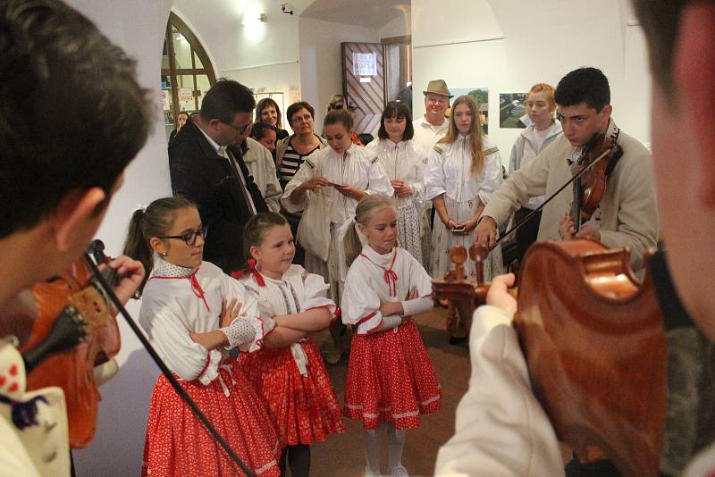 Sbory se musely kvůli počasí přemístit do vnitřních prostor Galerie Slováckého muzea, kde se konal spíše improvizovaný program.