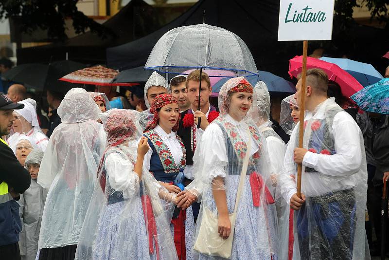 Tradičnímu defilé na Masarykově náměstí nepřálo počasí.