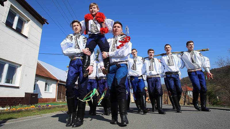 Velikonoční obchůzka   družiny  Vlčnovského  krále  Martina Dareka Franty ve Vlčnově.