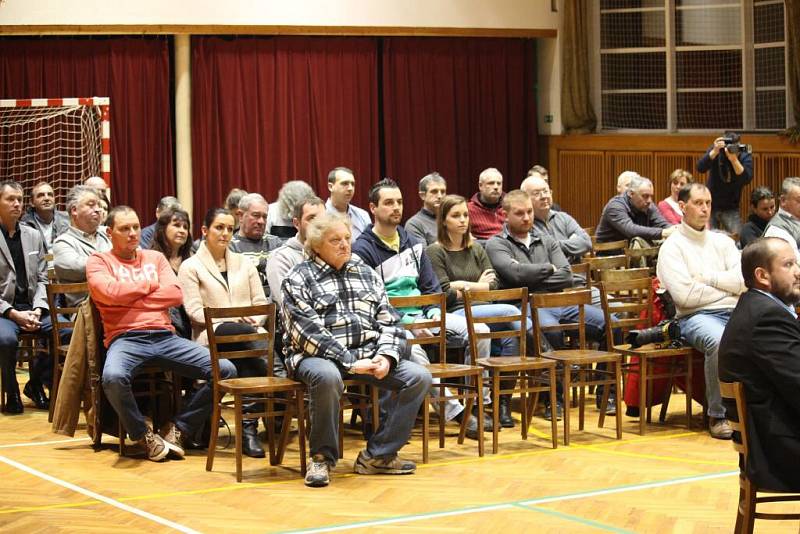 Na zastupitelstvu v hale Klubu sportu a kultury ve Vlčnově byl zvolen nový starosta obce Jiří Matušík, který nahradí odcházejícího Jana Pijáčka.