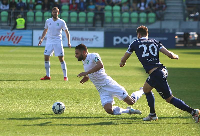 Karvinští fotbalisté (v bílém) proti Slovácku.