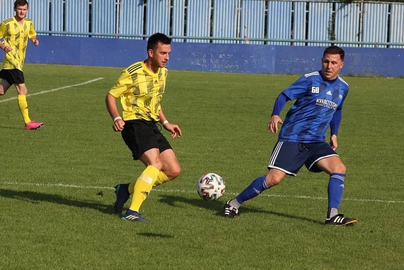 Fotbalisté Kunovic (žluté dresy) v 5. kole krajské I. A třídy skupiny B podlehli favorizovaným Zborovicím 1:2.