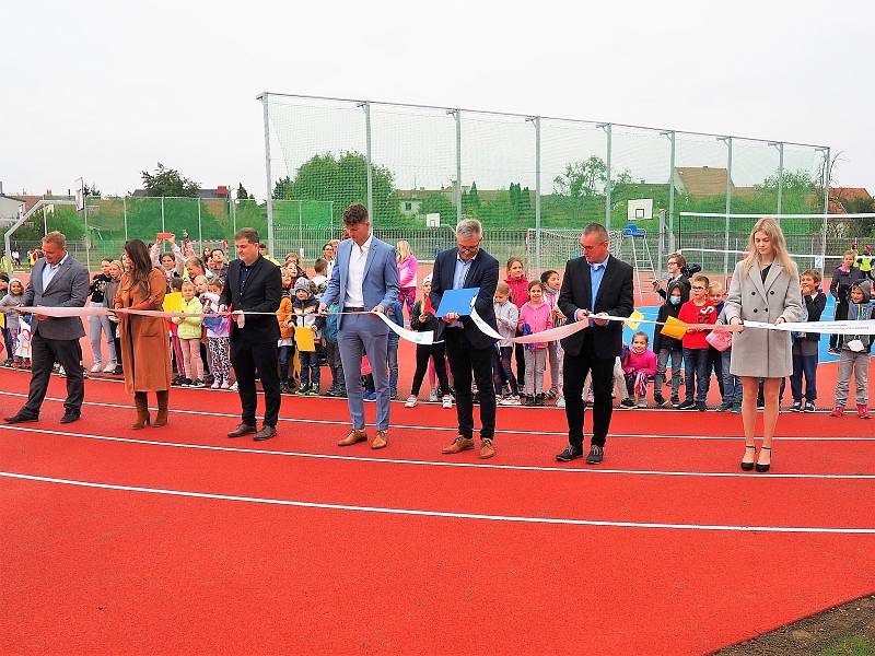 otevření zrekonstruovaného hřiště kunovické Základní školy U Pálenice. Slavnostní zahájení jeho provozu se uskutečnilo ve středu 6. října 2021.