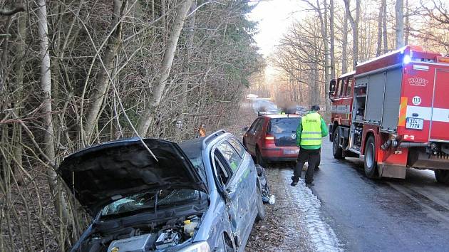 Záchranáři zasahují v sobotu 15. ledna 2022 dvě hodiny po poledni u dopravní nehody dvou osobních vozů mezi obcí Modrá a rekreační oblastí Bunč.