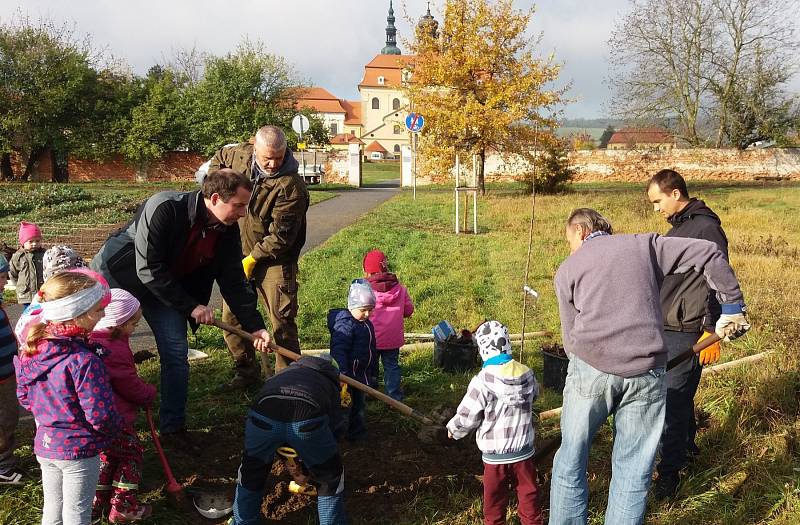 Před Velehradem přibyla nová jabloňová alej a dva mokřady.