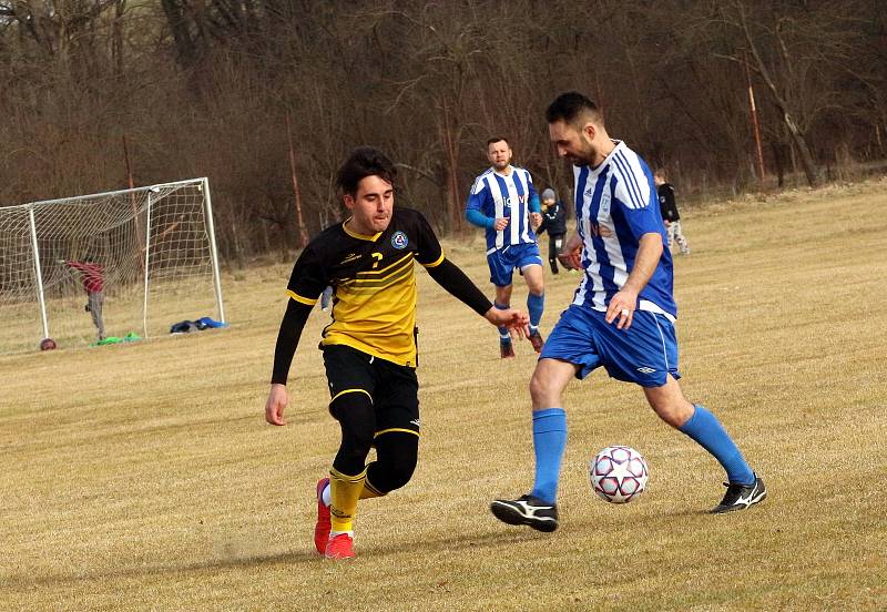 Fotbalisté Ostrožské Lhoty (žlutočerné dresy) ve čtvrtfinále Poháru OFS Uherské Hradiště podlehli Hluku B 1:2.