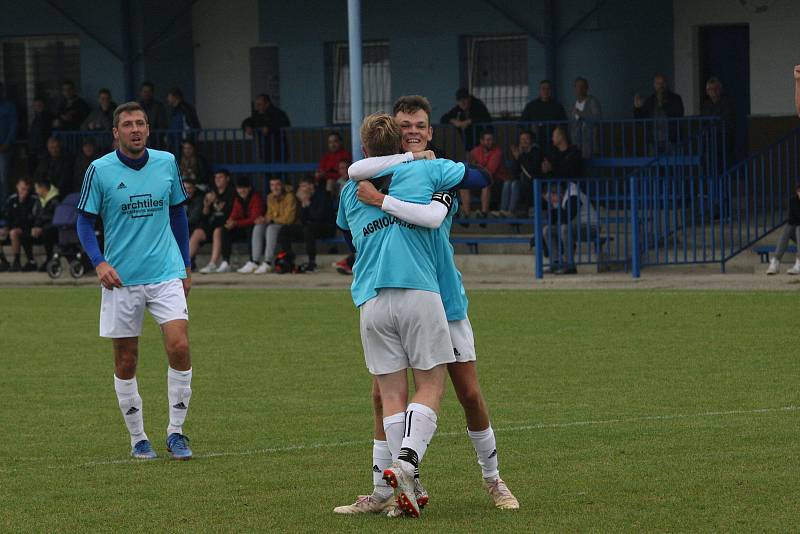 Fotbalisté Polešovic (světle modré dresy) v 10. kole krajské I. B třídy skupiny C zdolali doma na hody Lhotu 3:1.