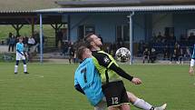 Fotbalisté Polešovic (světle modré dresy) v 10. kole krajské I. B třídy skupiny C zdolali doma na hody Lhotu 3:1.