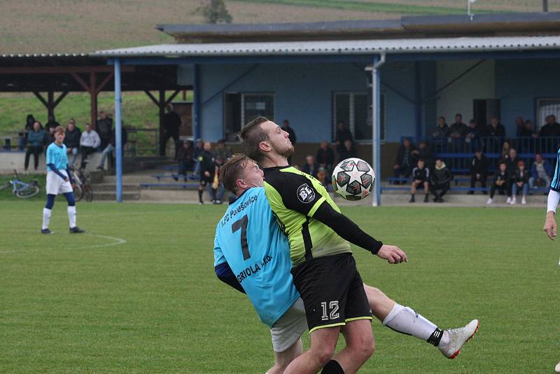 Fotbalisté Polešovic (světle modré dresy) v 10. kole krajské I. B třídy skupiny C zdolali doma na hody Lhotu 3:1.