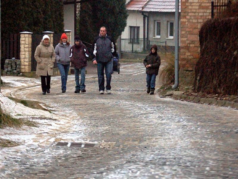 Komunikace ke hřbitovu je nejen úzká, ale také je v ní množství výmolů. 