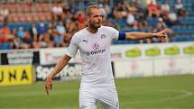 Fotbalisté Slovácka (v bílých dresech) v derby přemohli Zlín 1:0