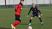 Fotbalisté Slovácka B (modré dresy) v přípravném zápase porazili divizní Hodonín 2:0. Oba góly vstřelil Pavel Juroška.