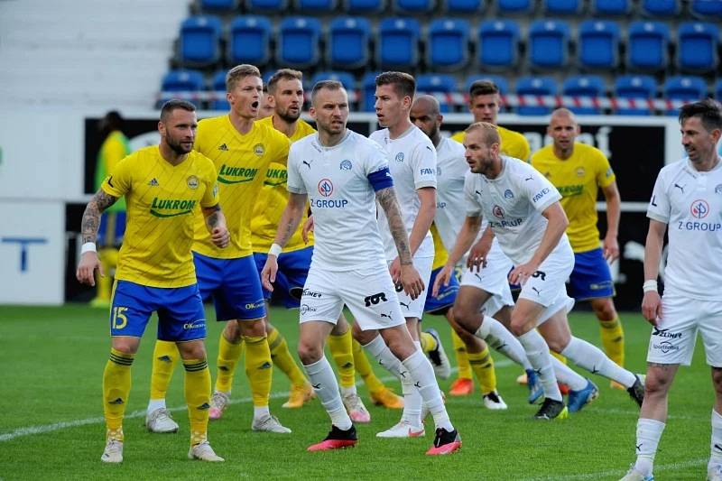 Fotbalisté Slovácka (bílé dresy) v sobotu doma vyzvou konkurenční Zlín.