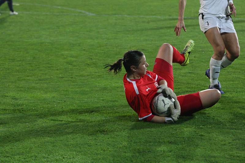 Fotbalistky Slovácka (bílé dresy) se v dohrávce 5. kola první ligy žen utkaly s pražskou Slavií.