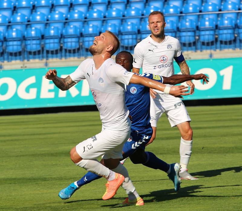 Fotbalisté Slovácka (v bílých dresech) vyhráli v Senici 1:0