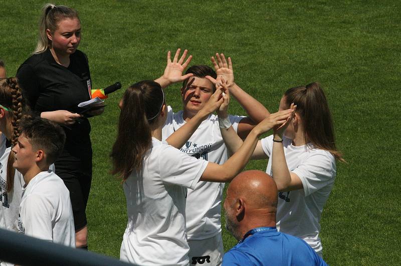 Fotbalistky Slovácka (bílé dresy) v poslední domácím zápase letošní sezony hostily čtvrtou Plzeň.