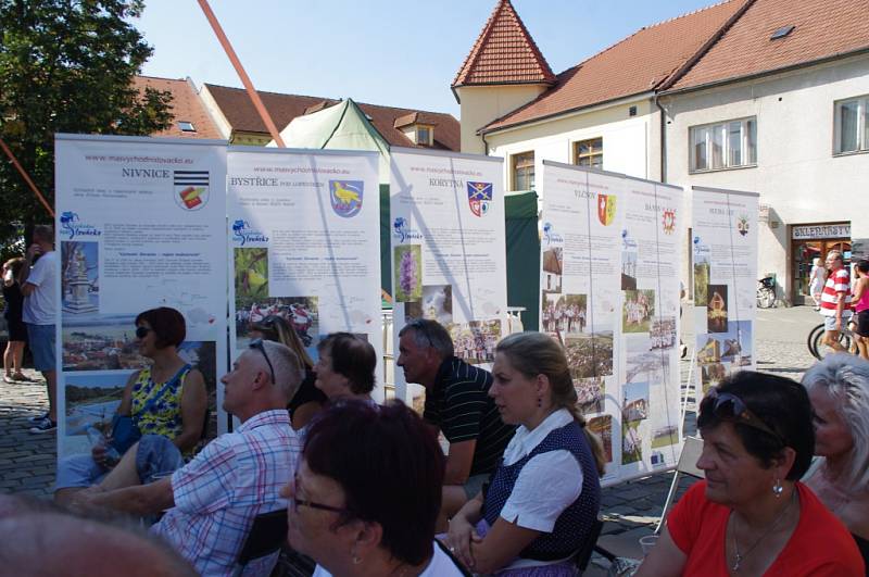 Mikroregion Bílé Karpaty na Slováckých slavnostech vína a otevřených památek na nádvoří Galerie Slováckého muzea v Uherském Hradišti.