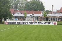 Fotbalisté Uherského Brodu (červené dresy) v úterní deštivé dohrávce 19. kola MSFL podlehli Kvítkovicím 1:3.