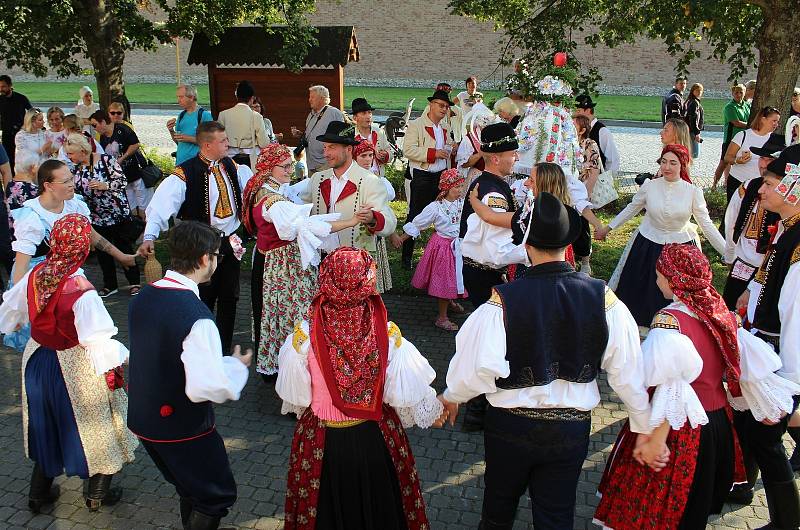 V ulicích poutního Velehradu se v sobotu tancovalo, zpívalo, hrálo a veselilo. Konaly se tam hody.