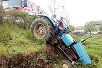 Traktor skončil v korytě potoka