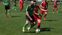 Fotbalisté Zlechova (zelené dresy) ve 22. kole krajské I. A třídy skupiny zdolali Újezdec 2:1 a přiblížili se záchraně.