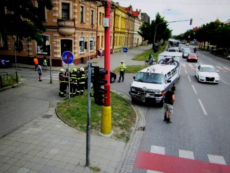 Srážka dvou aut si vyžádala zranění jedné osoby