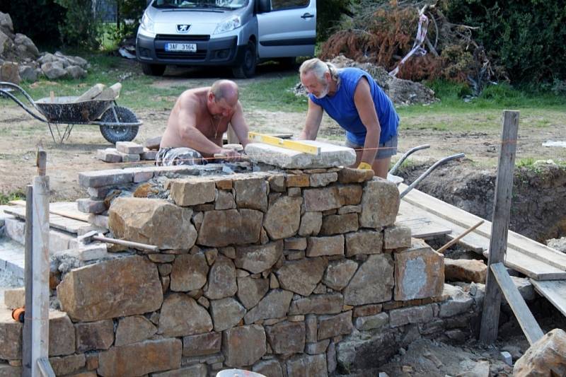 Základy areálu opatského domu a kruhové věže za bazilikou ve Velehradě se od loňského roku postupně měnily.