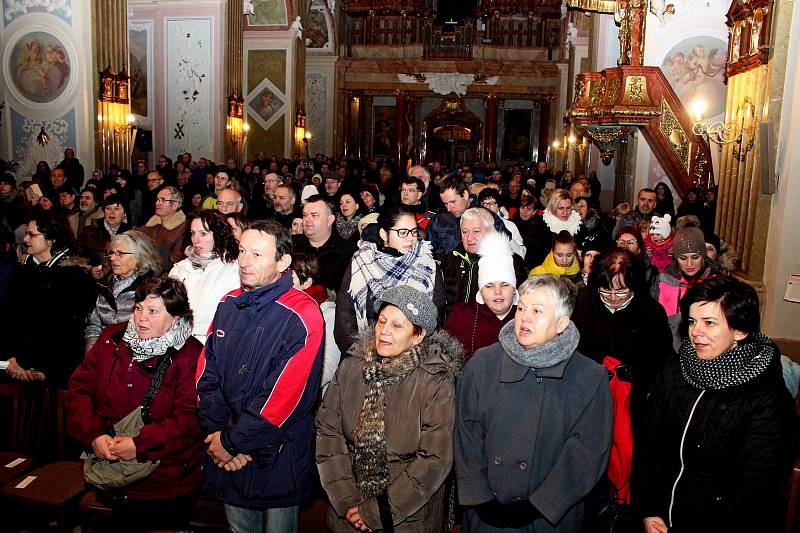 V DUCHU VÁNOC. Koncert cimbálové muziky Cifra a pěveckého sboru Viva la musica z Gymnázia v Uherském Hradišti přilákal do velehradské baziliky na 250 posluchačů.