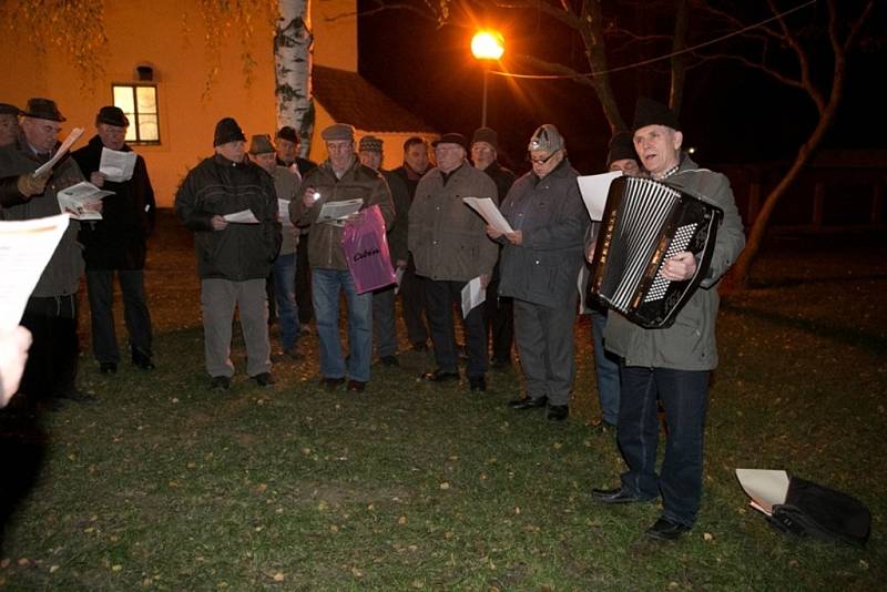 K celorepublikové akci Česko zpívá koledy se připojili také V Hluku.