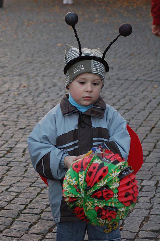 Děti s tykadly a lampiony zaplnily Masarykovo náměstí. 