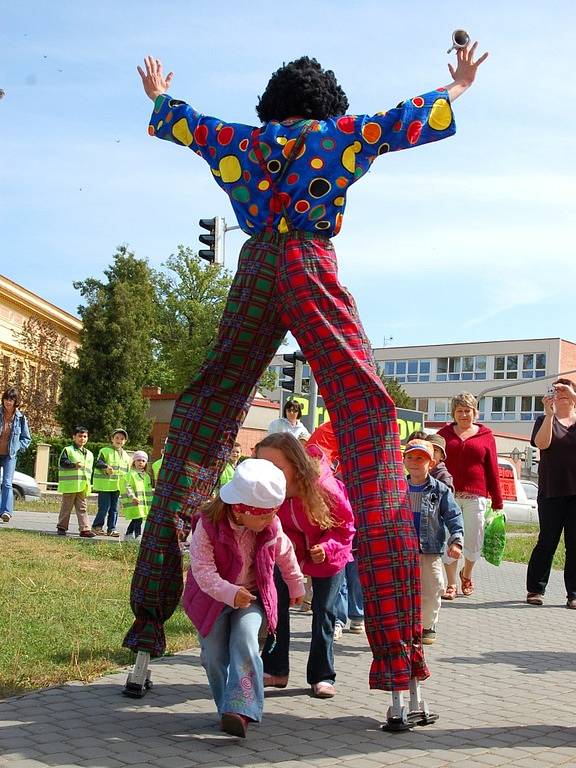 Nejzajímavější aktéři pouliční show Začarovaná brána byli klauni na chůdách.