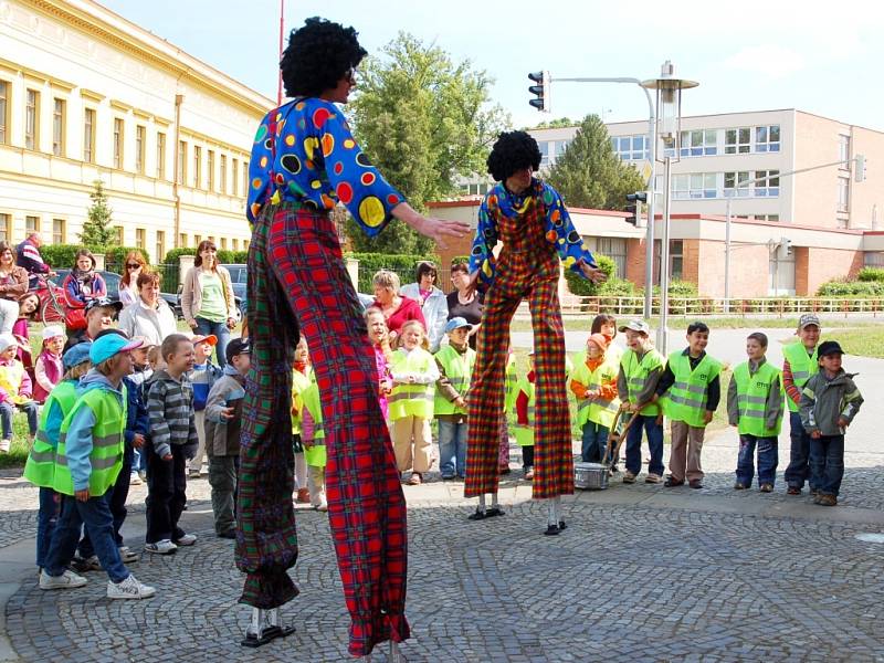 Nejzajímavější aktéři pouliční show Začarovaná brána byli klauni na chůdách.