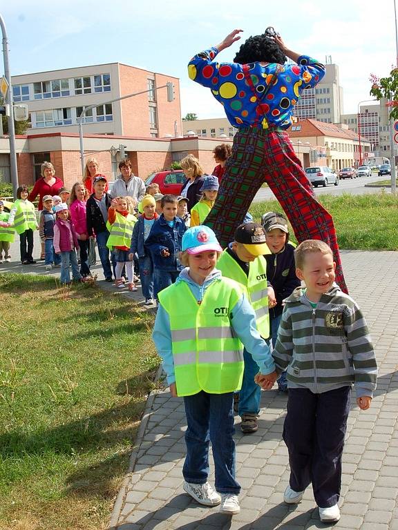 Nejzajímavější aktéři pouliční show Začarovaná brána byli klauni na chůdách.