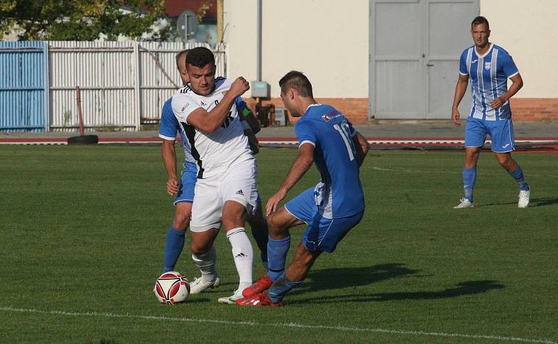 Fotbalisté Hluku (modrobílé dresy) doma ztratili vedení 2:0, s Bojkovicemi hráli nerozhodně.