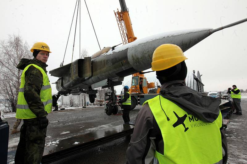 Nadzvuková stíhačka MiG-23MF z pražských Malešic se vykládá v  leteckém Muzeu v Kunovicích.