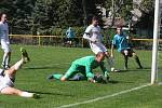 Zkušený brankář Ořechova Stanislav Kuchař při hodovém derby s Polešovicemi.