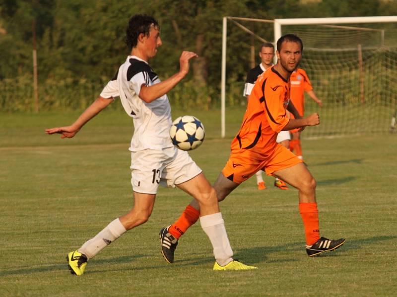 Předkolo poháru KFS. Ostrožská Lhota - Březolupy 2:0 (0:0) (Lhota v oranžovém).