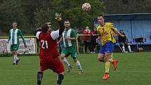 Fotbalisté Starého Města (žluté dresy) v 11. kole I. B třídy skupiny C deklasovali domácí Ostrožskou Novou Ves 8:1.