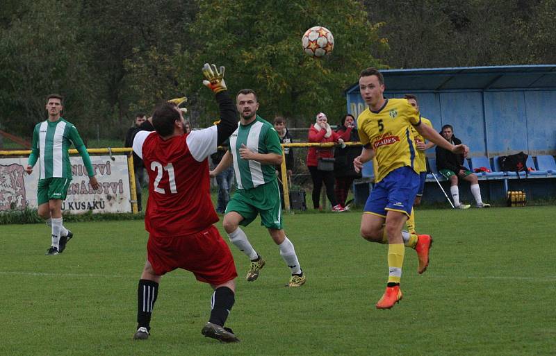 Fotbalisté Starého Města (žluté dresy) v 11. kole I. B třídy skupiny C deklasovali domácí Ostrožskou Novou Ves 8:1.