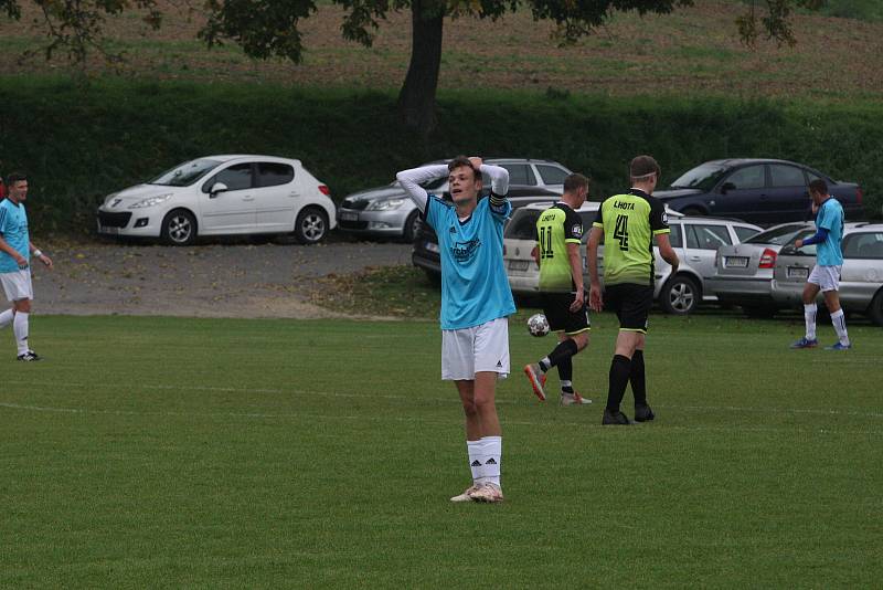 Fotbalisté Polešovic (světle modré dresy) v 10. kole krajské I. B třídy skupiny C zdolali doma na hody Lhotu 3:1.