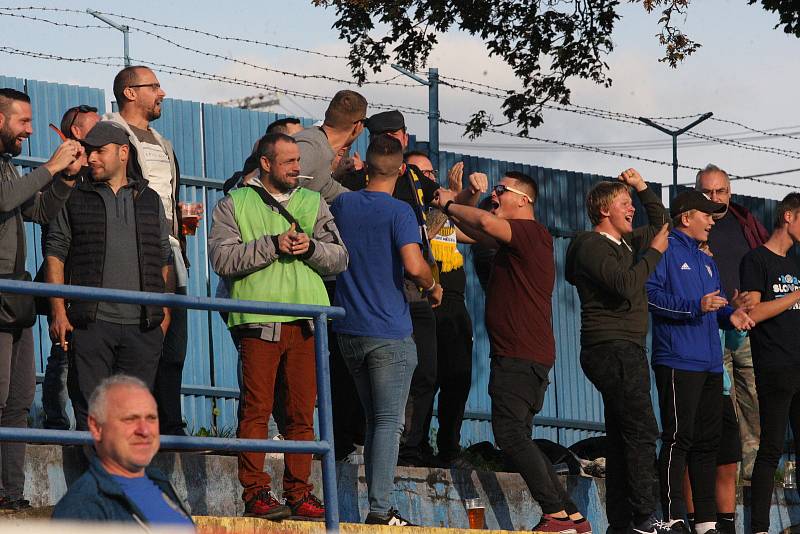 Fotbalisté Starého Města (žluté dresy) v 8. kole I. B třídy skupiny C přetlačili Slavkov 2:1.