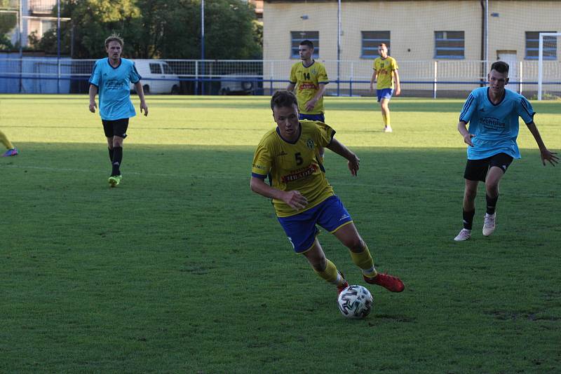 Fotbalisté Starého Města (žluté dresy) v 5. kole krajské I. B třídy skupiny C zdolali Polešovice 1:0.