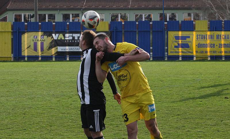Fotbalisté Strání (žluté dresy) v sobotním souboji nejhorších týmů divize E doma prohráli s Holešovem 1:2.