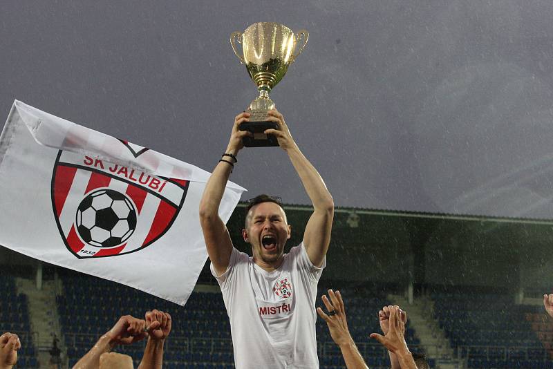 Fotbalisté Jalubí (žlutočerné dresy) zdolali ve finále Poháru OFS Jarošovský pivovar Stříbrnice 7:1. Utkání na stadionu ligového Slovácka sledovalo 1234 diváků.