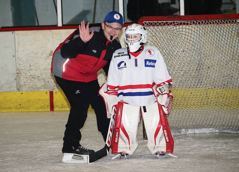 Velká radost ze hry byla vidět na všech malých hokejistech, kteří se v sobotu 18. listopadu zúčastnili v Uherském Hradišti turnaje 2. tříd. Domácím Hradišťanům se dařilo, s Brumovem a Uherským Ostrohem vyhráli všechny čtyři zápasy. (ms)